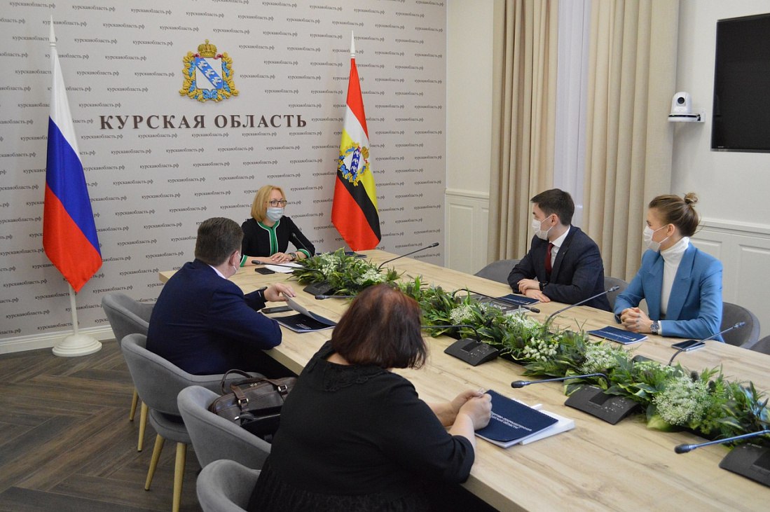 Цифровые сервисы для поддержки бизнеса обсудили на совещании с руководителями ТПП и МФЦ региона, которое провела заместитель губернатора Оксана Крутько. 