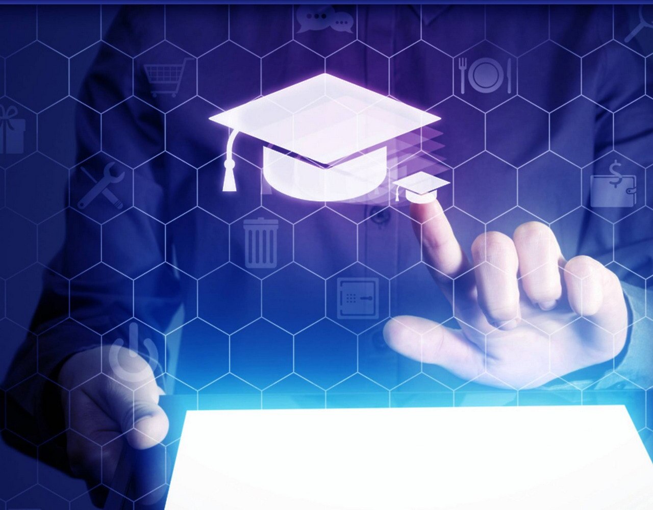 Минобрнауки РФ планирует в ближайший год ввести цифровые дипломы об образовании. 